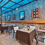 Stayvista At Stonehill Manor With Outdoor Sitting, Bonfire