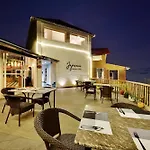 Tiaraa Jujurana Resort & Spa
