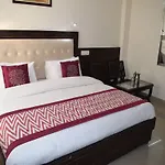 Oyo 10322 Hotel Raja Palace