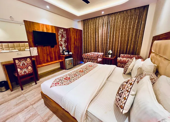 Maclo Classic Luxury Resort - Lavish & Luxury Rooms ! Big Parking ! Lift ! All Balcony Rooms ! Prime Location ! Top Selling Property In Mcleod Ganj