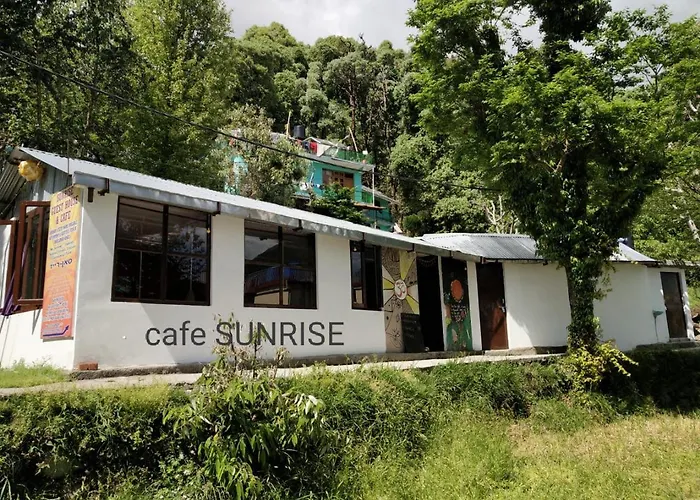 Sunrise Guest House 700M From Waterfall