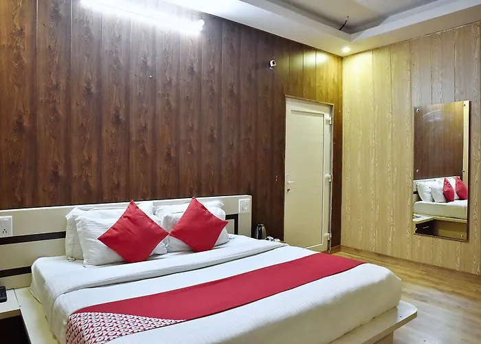 Oyo 7024 Hotel Vakratunda