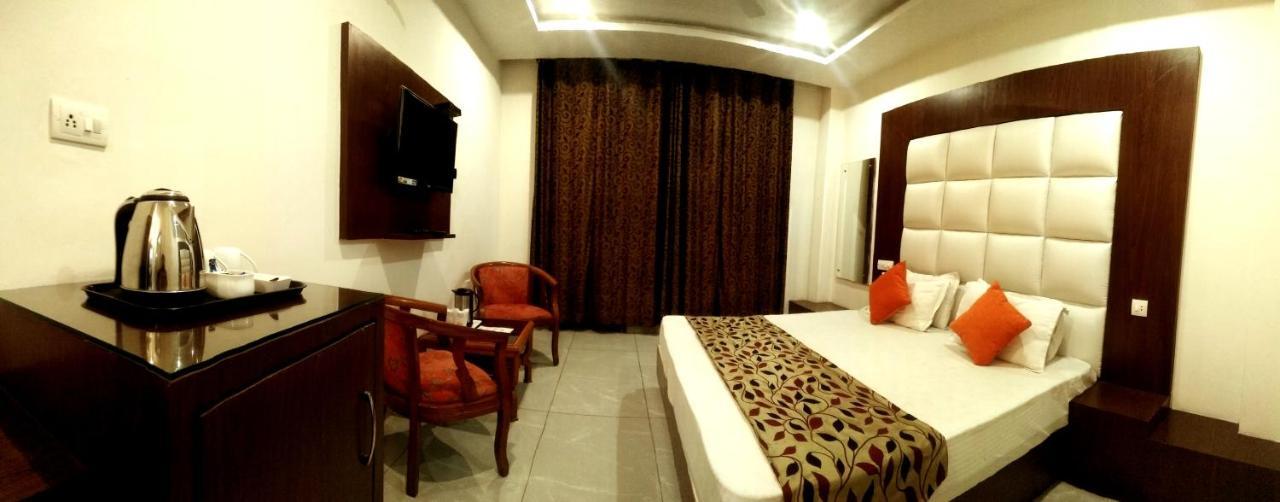 Vatika - The Riverside Hotel