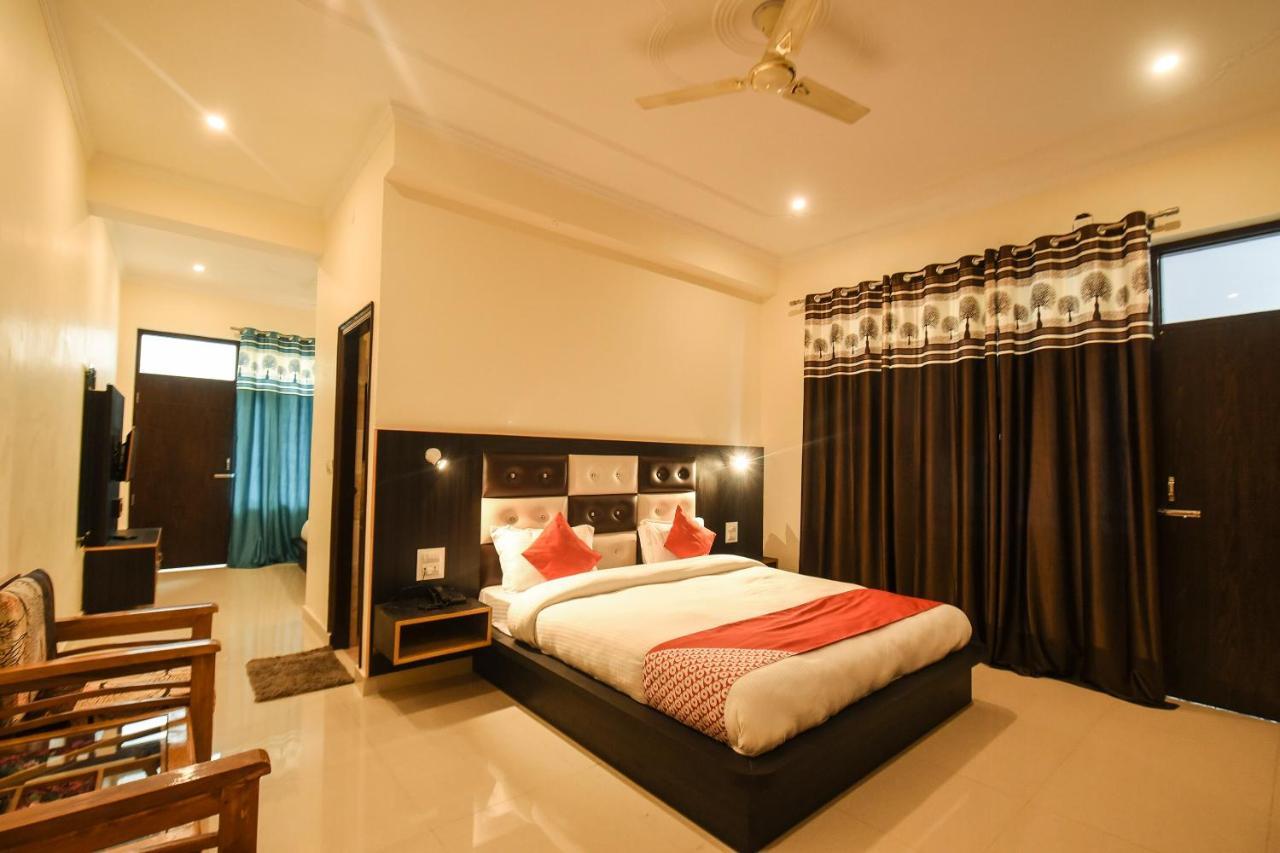 Capital O 16608 Raku's Place Hotel 3*