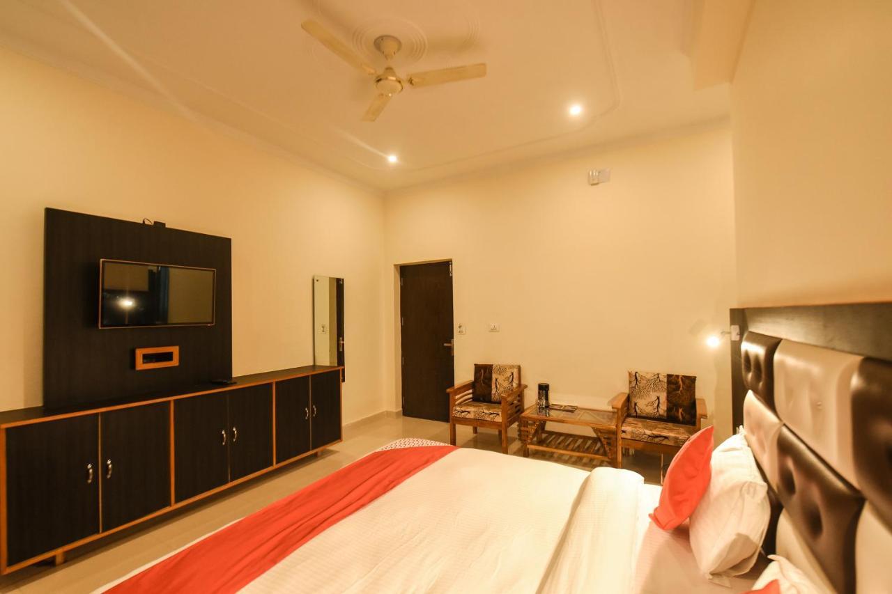 Capital O 16608 Raku's Place Hotel 3*