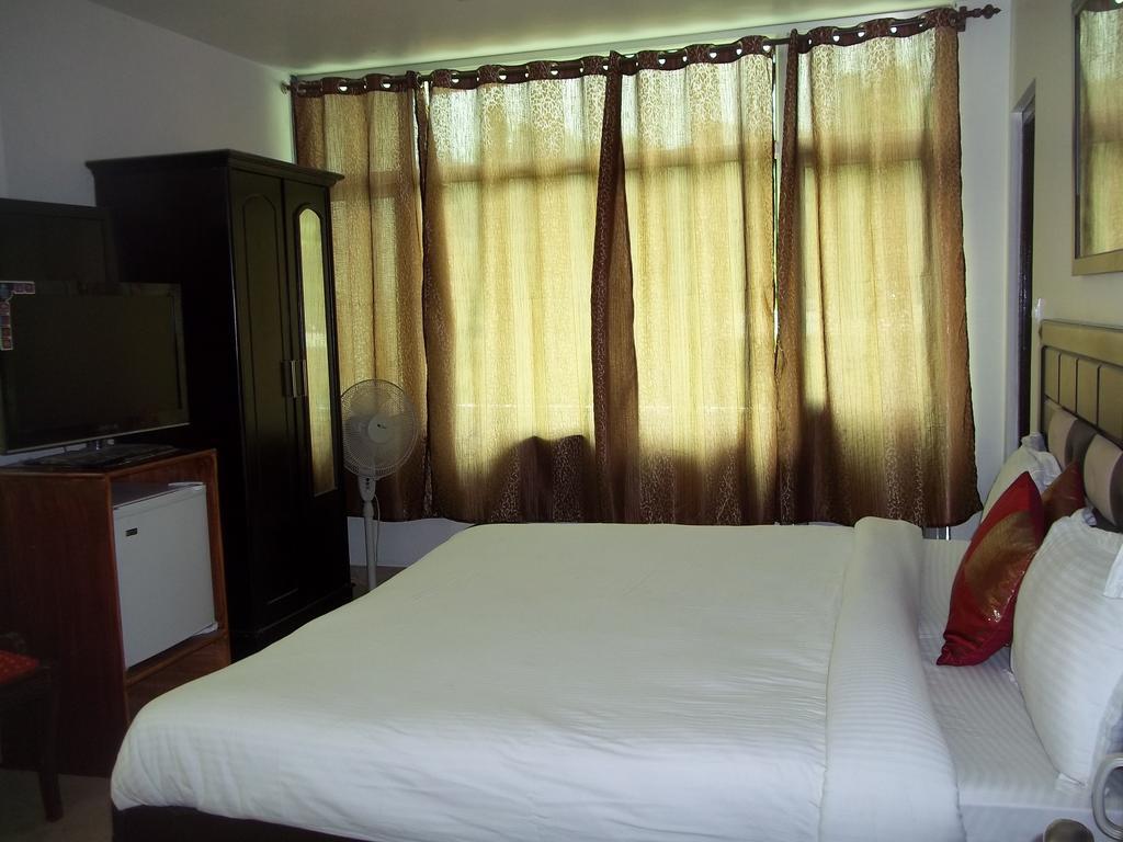 Upper Heart Hotel 2*
