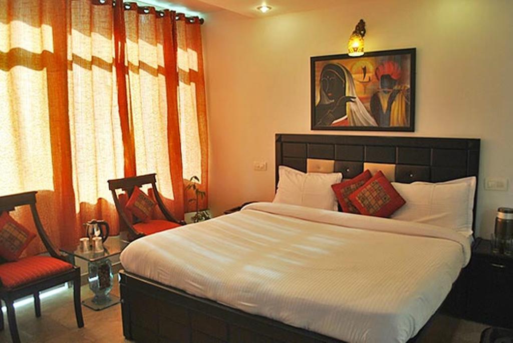 Upper Heart Hotel