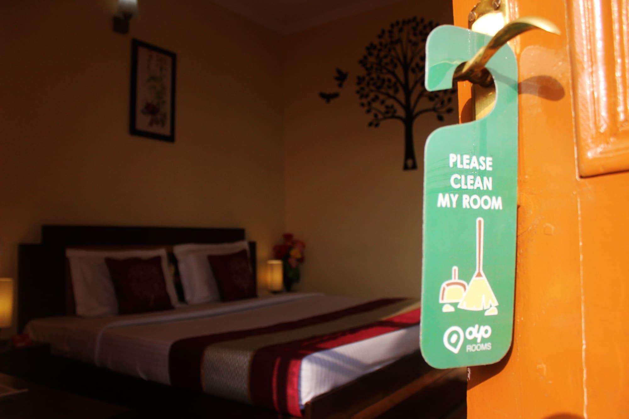 Oyo 4205 Anuj Regency 3*
