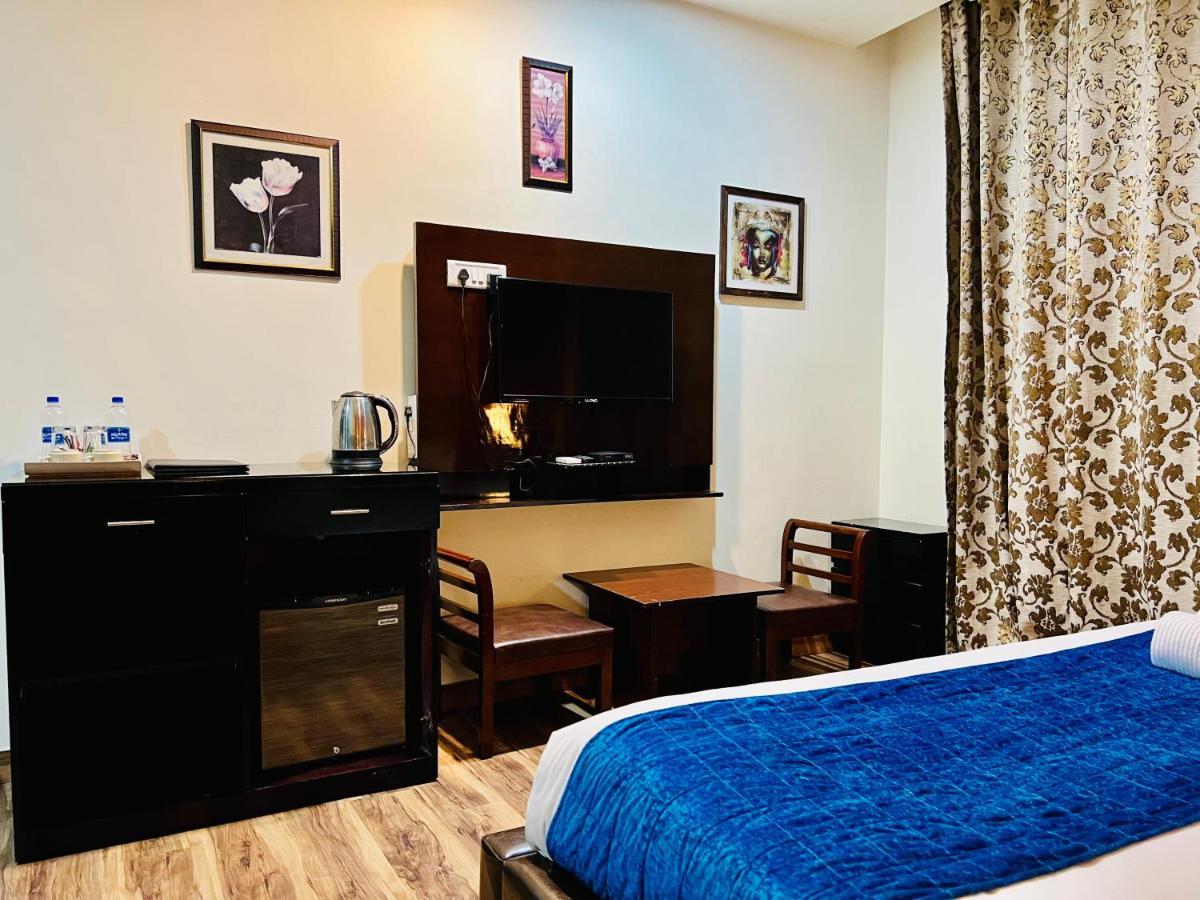 Eagle Nest Hotel