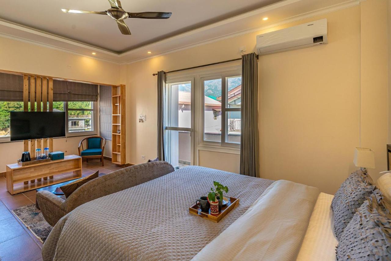 Villa Stayvista At Creek Edge - Pet Friendly With Mountain Views, Lawn, Near Water Stream *
