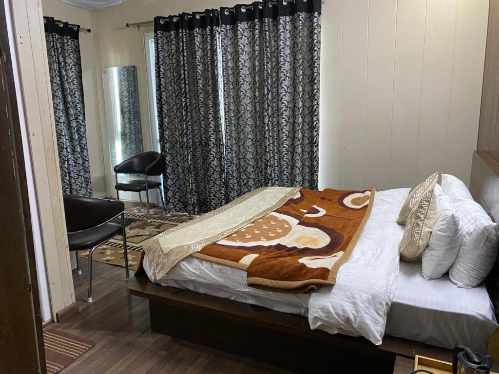 Vakratunda Hotel