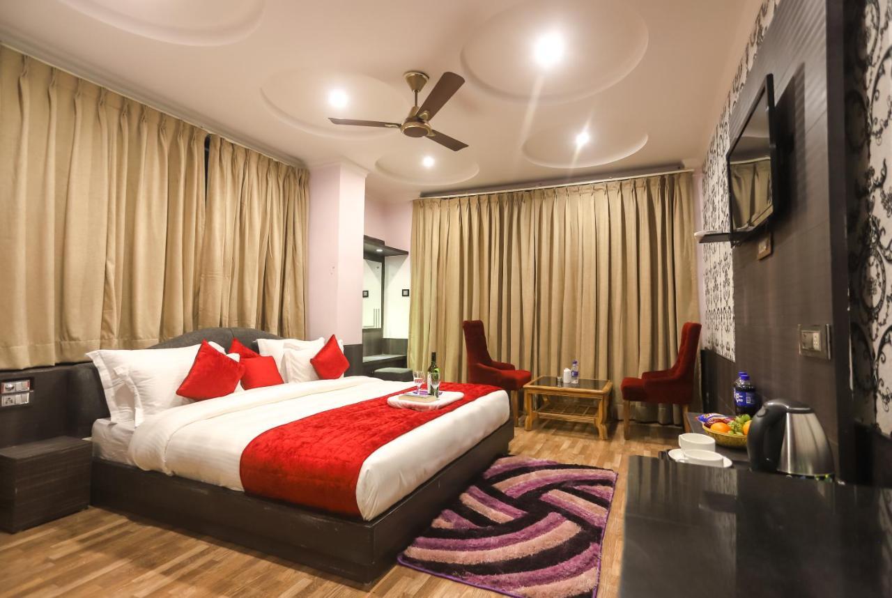 Hotel The Near Mall Road 3*