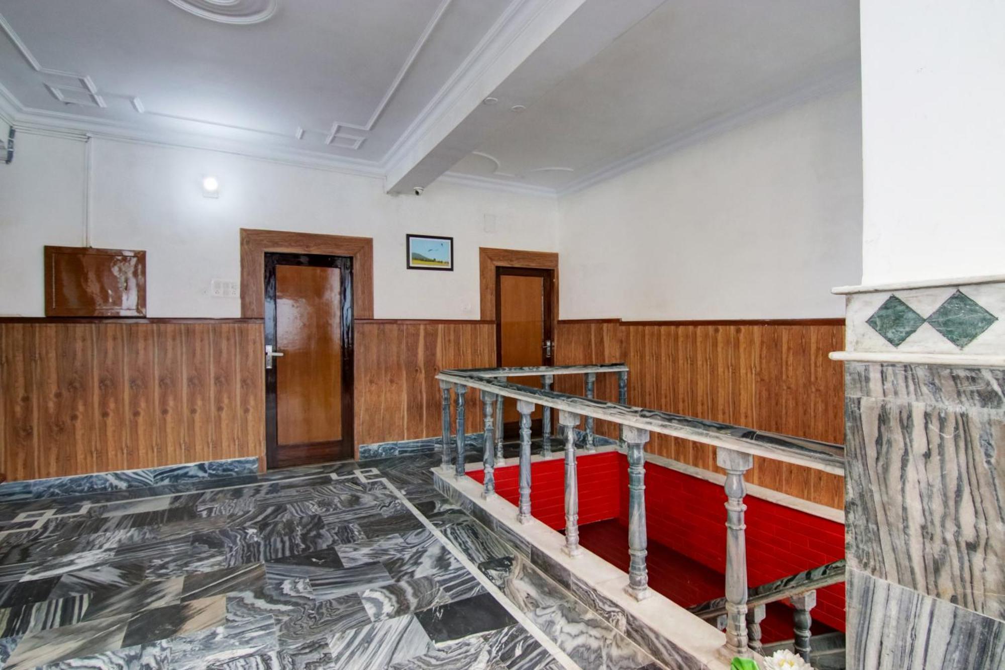 Hotel Varuni- On Mall Road, Mcleod Ganj, Dharamshala Hotel 4*