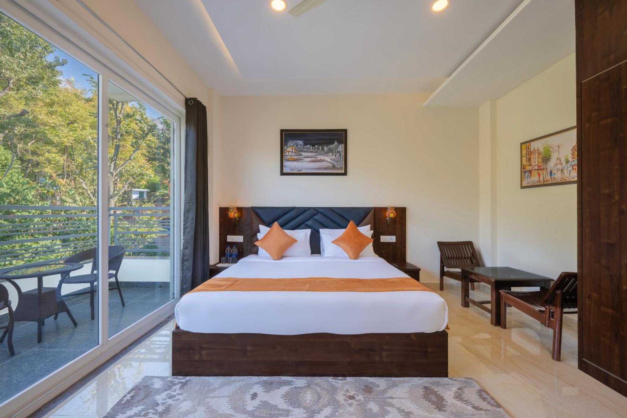Stone Wood Hotel 3*