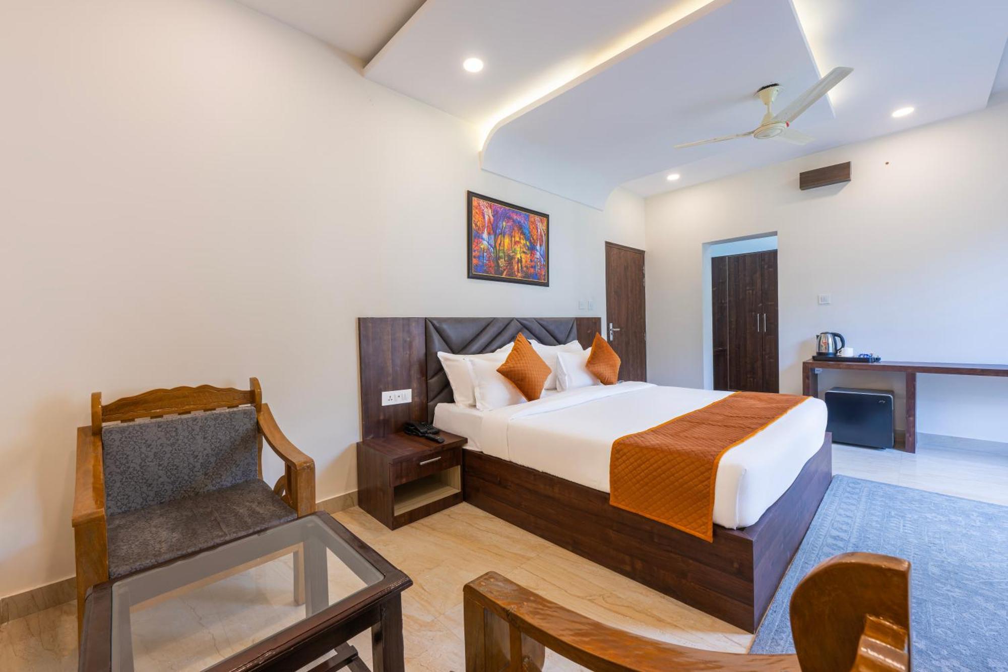 Stone Wood Hotel 3*