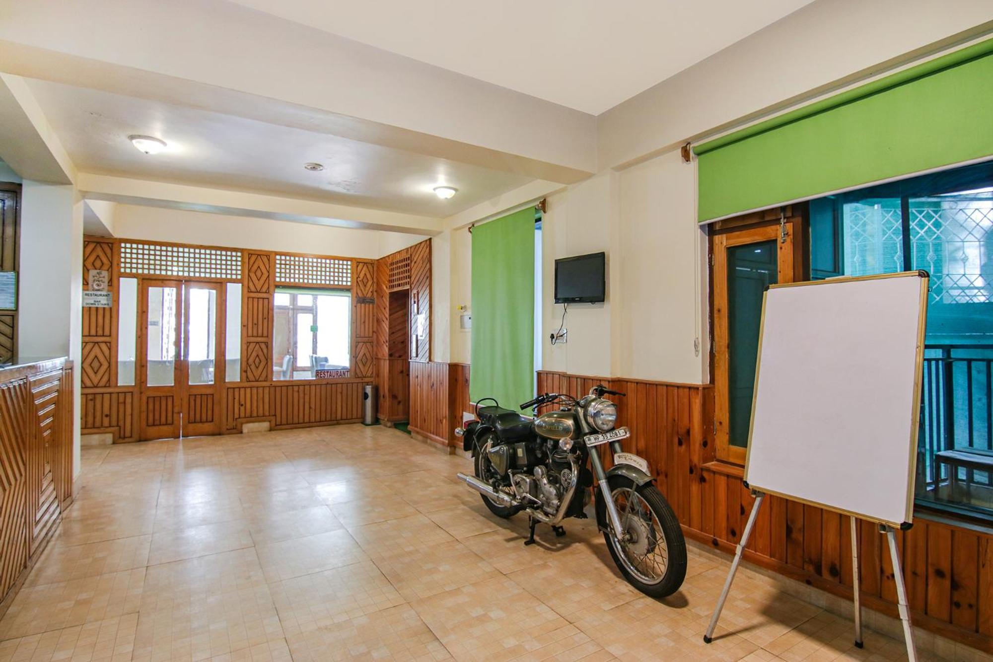 Fabhotel Greenwoods *