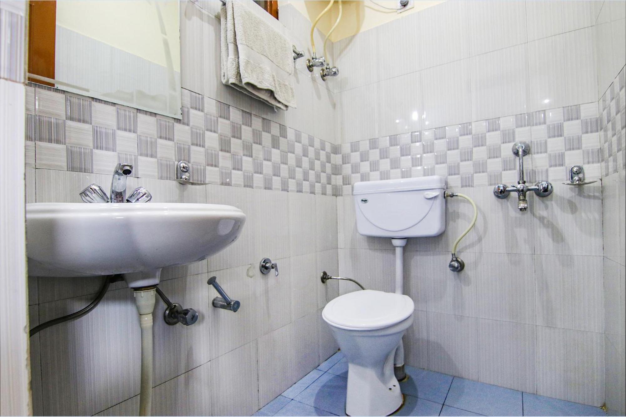 Fabhotel Anuj Regency 3*
