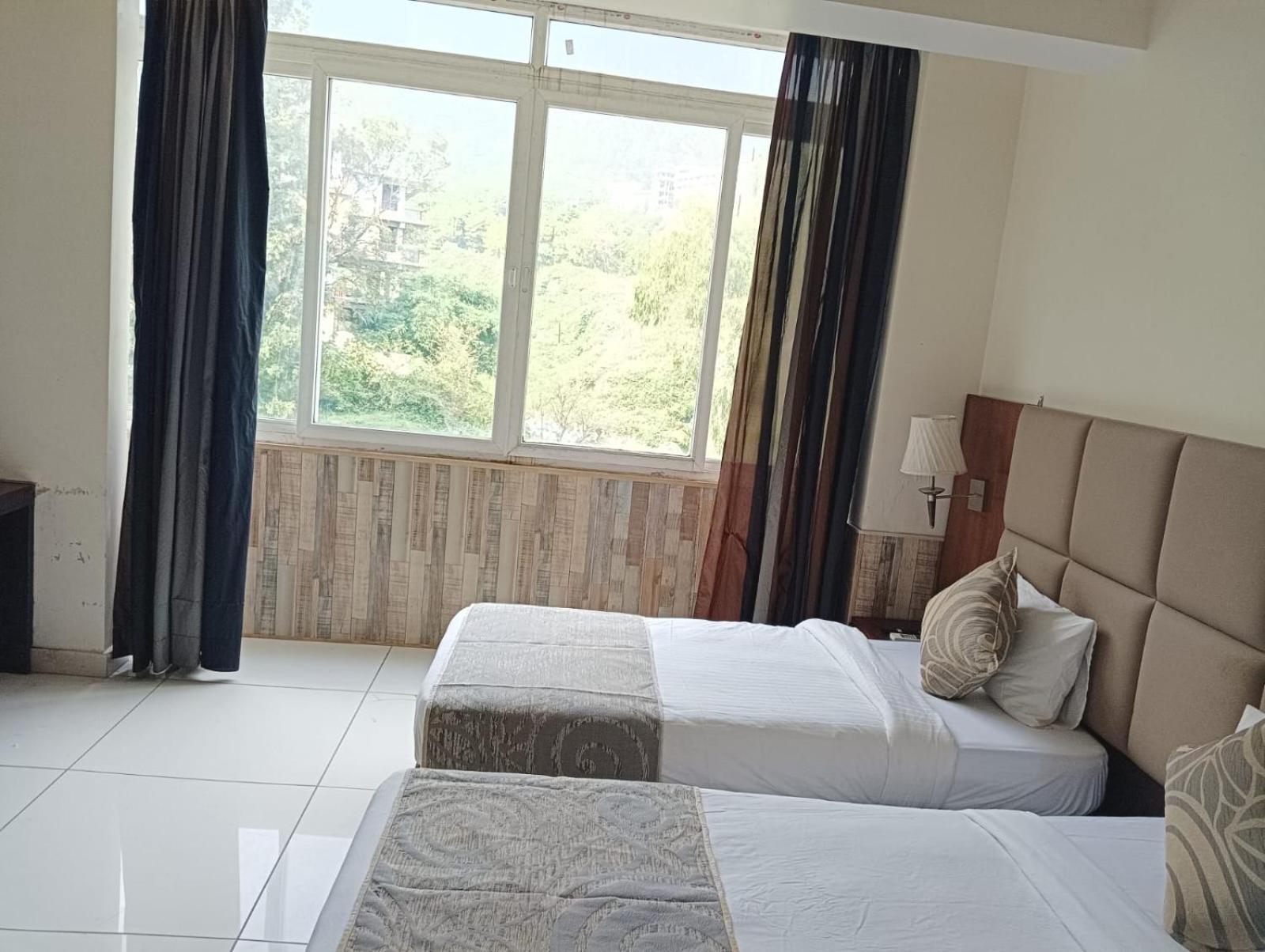 Manuni - Riverside Hotel