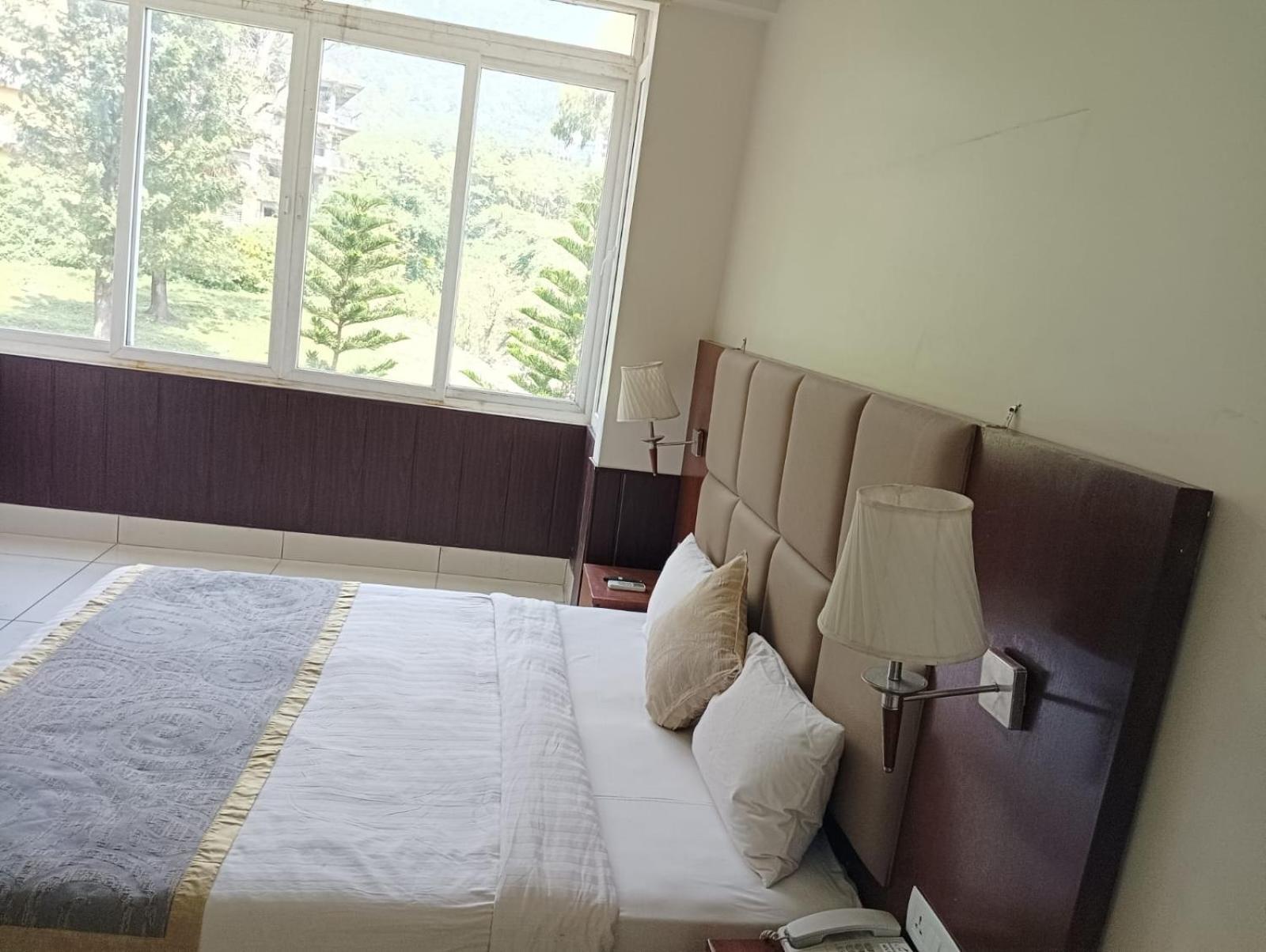 Manuni - Riverside Hotel