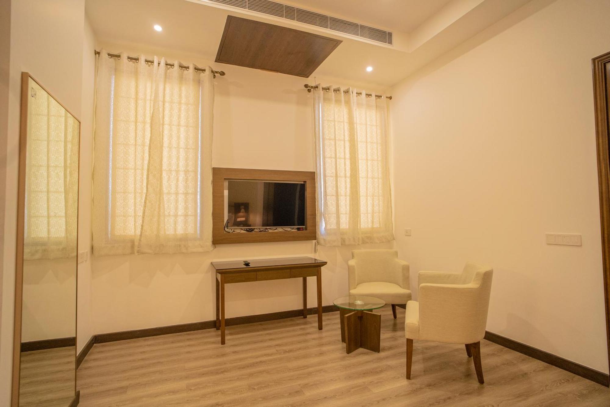 Dhauladhar Heights Hotel