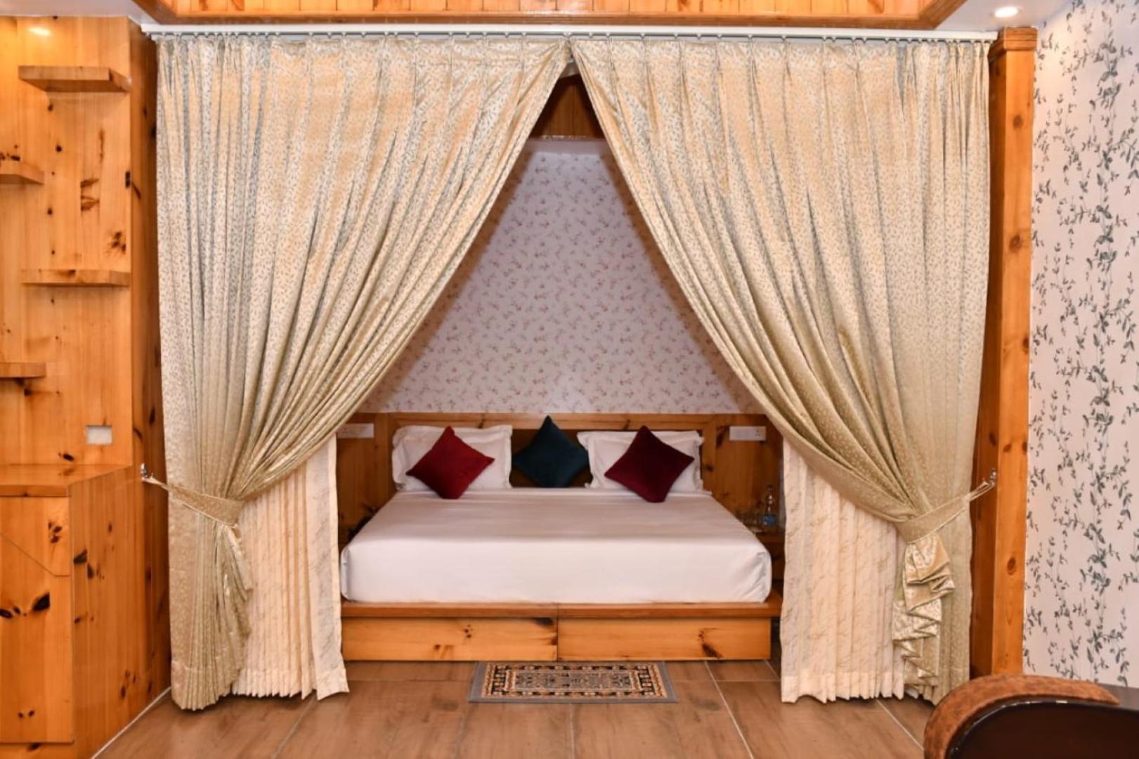 The Crown, 5* Dharamshala