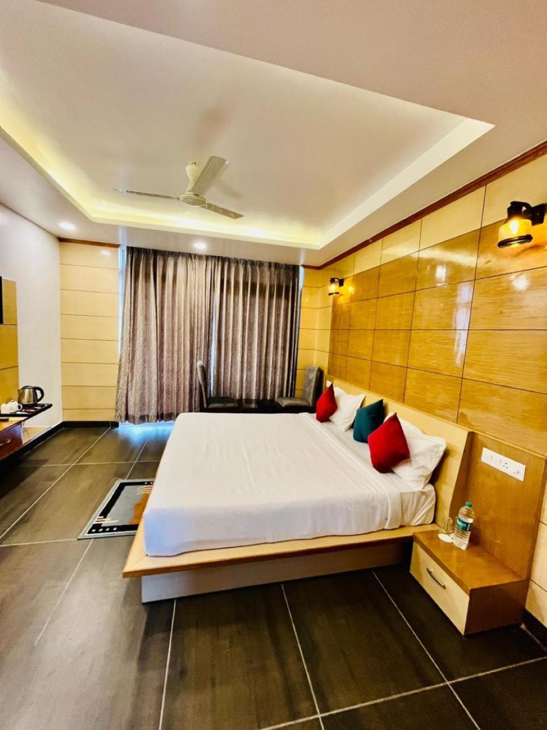 The Crown, Hotel 5*