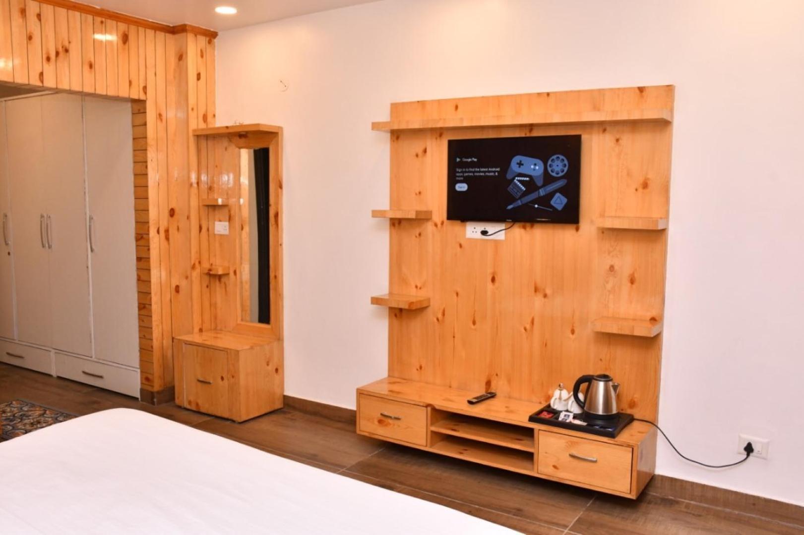The Crown, 5* Dharamshala