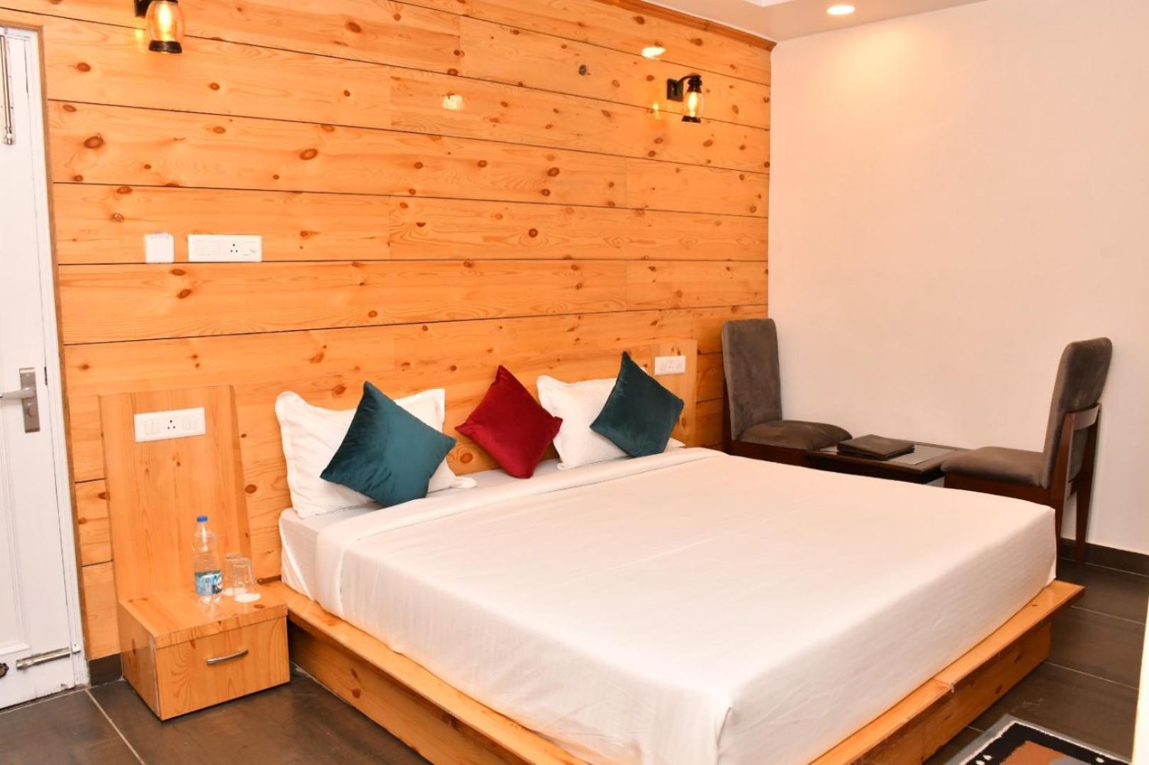 The Crown, Hotel 5*