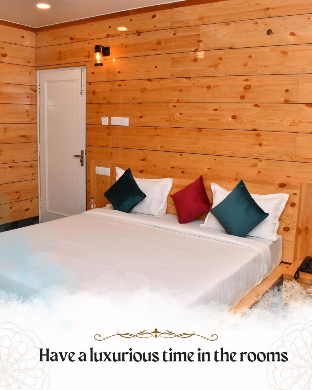 The Crown, Hotel 5*