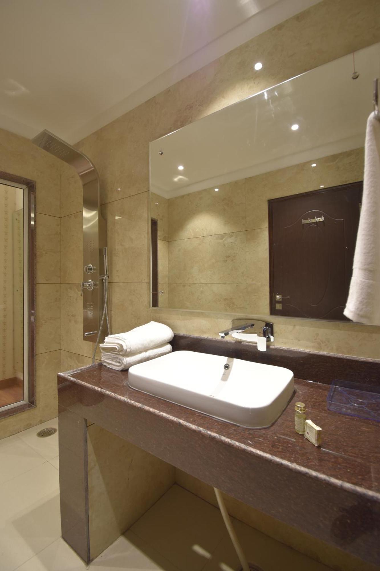 Hotel Grand Him Queen Ac Centralized *