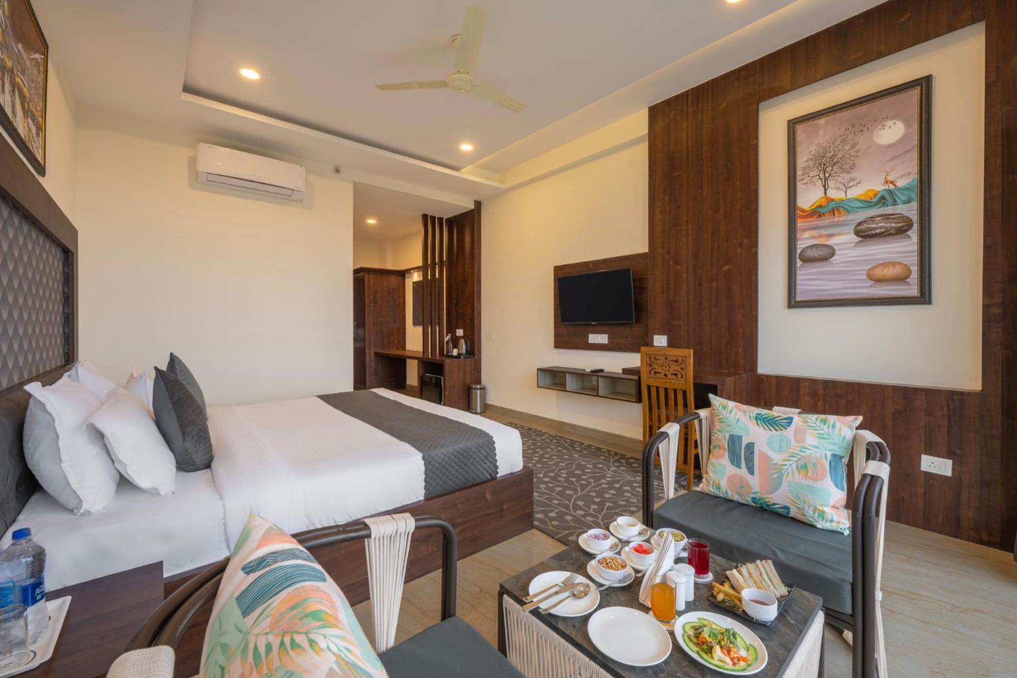 Stone Wood Hotel 3*