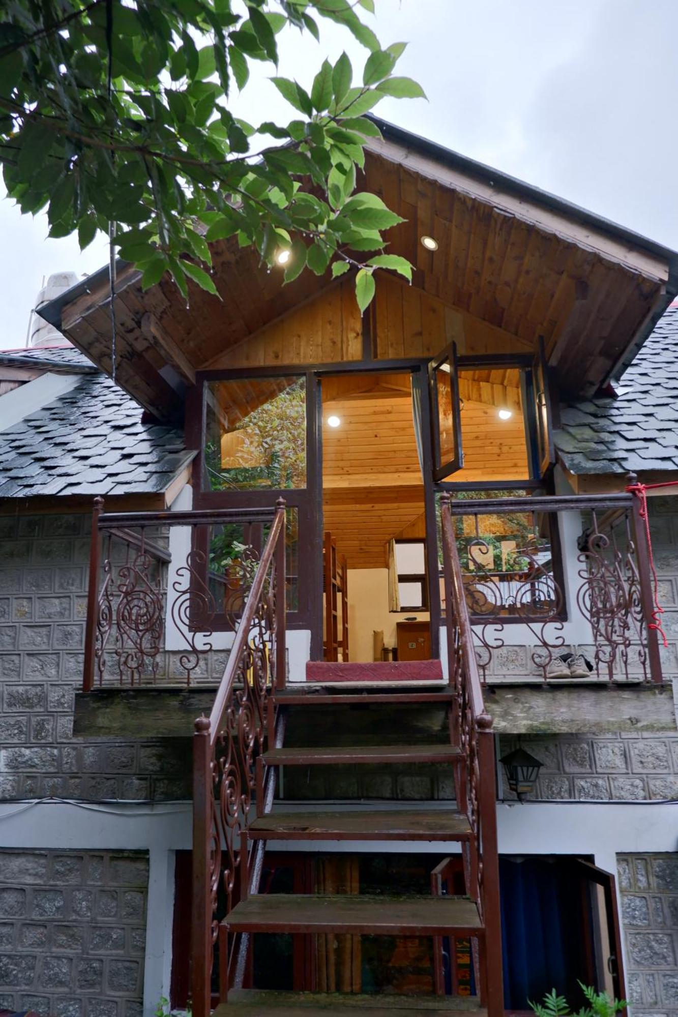 Hostel Utopia Dharamkot Mcleodganj