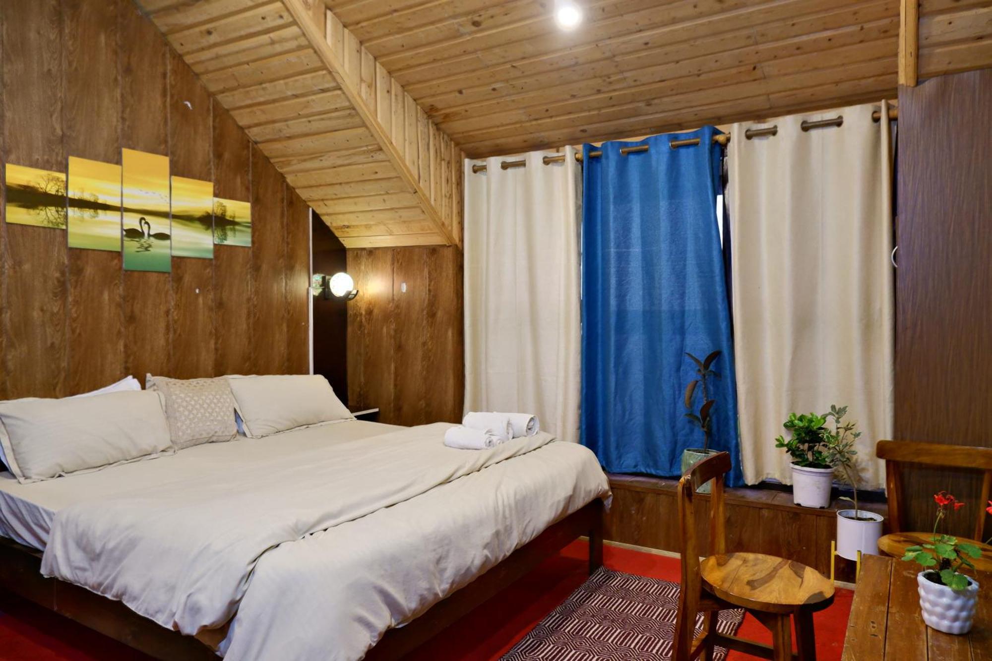 Hostel Utopia Dharamkot Mcleodganj