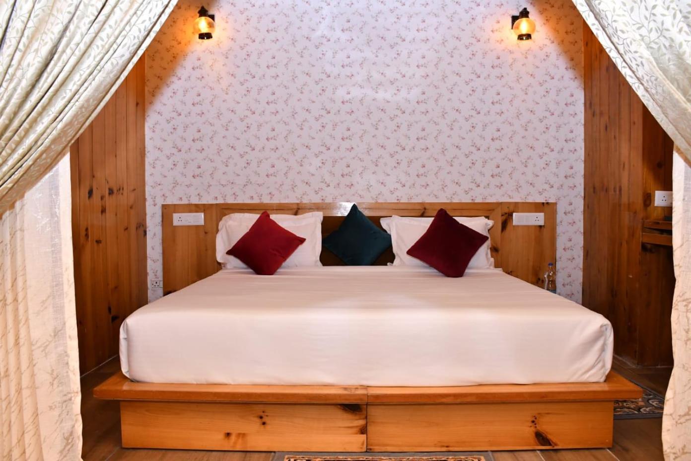 The Crown 3* Dharamshala