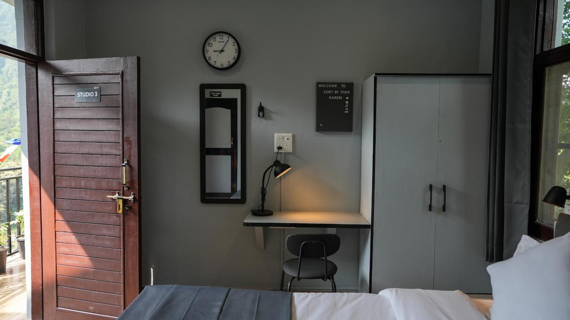 Hostel Sort By Stays, Kareri