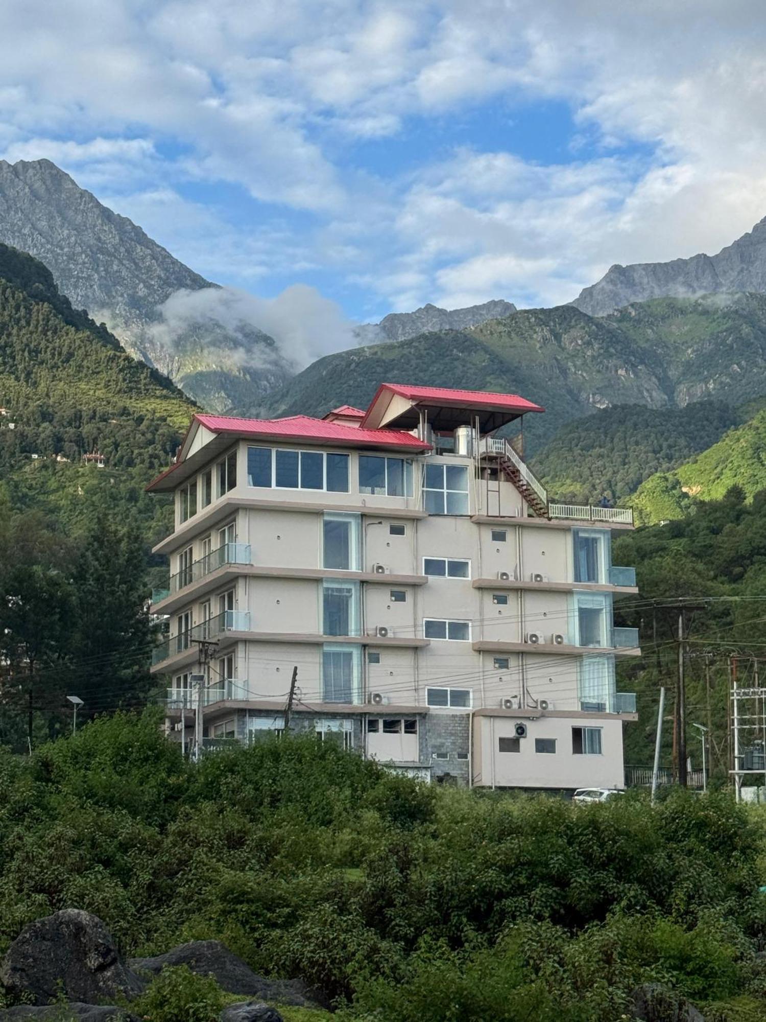 Manuni - Riverside Hotel 3*