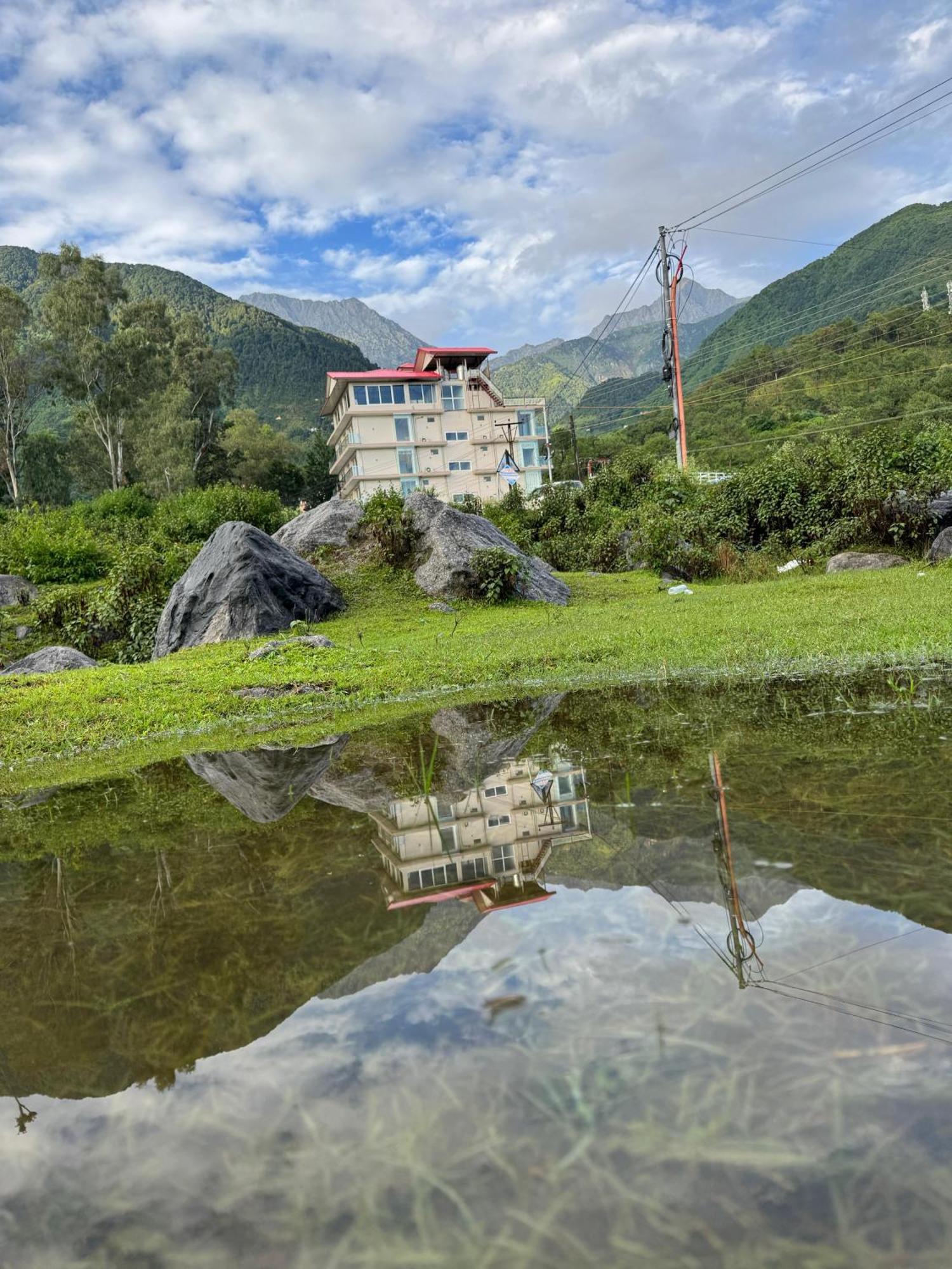 Hotel Manuni - Riverside Dharamshala
