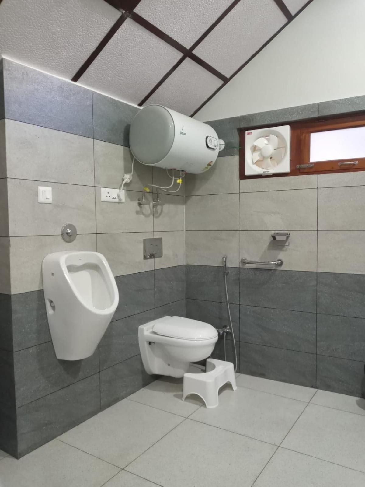 Entire Floor With Big Living Space In Apartment *