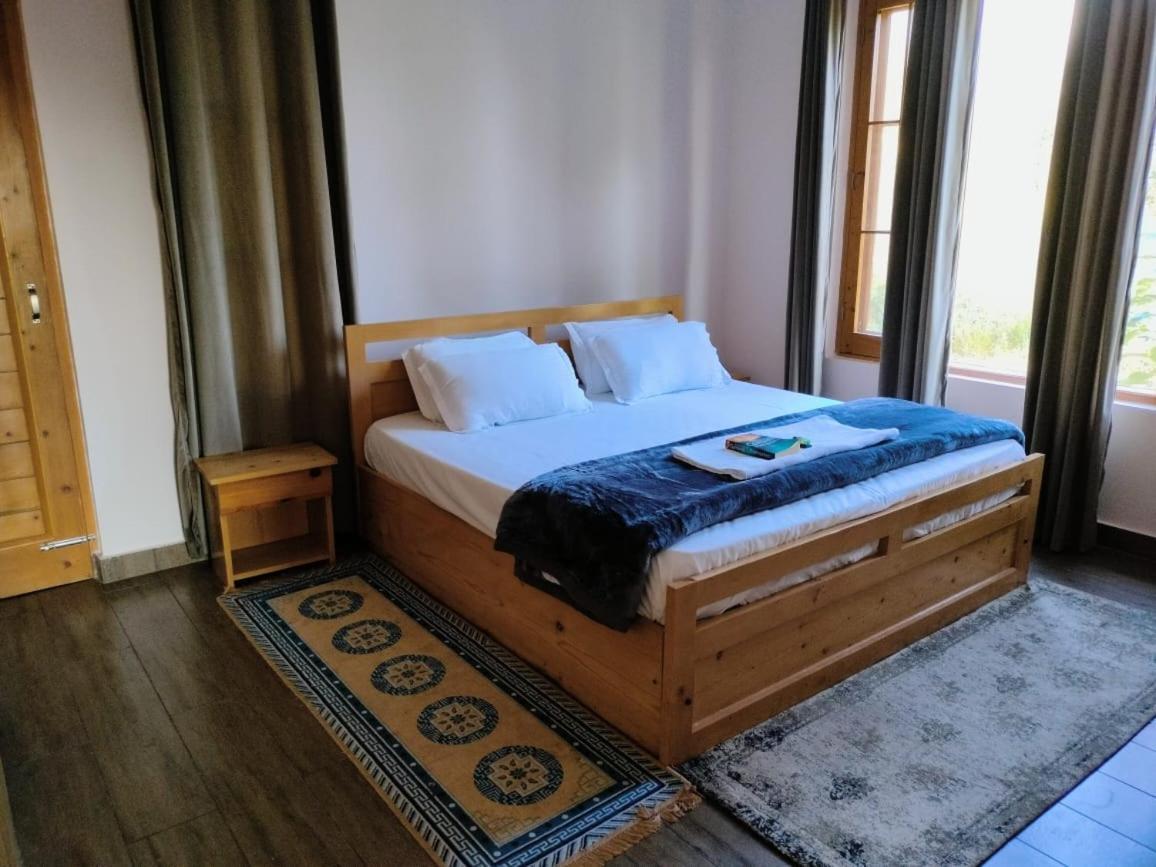 Anitra Lodge *