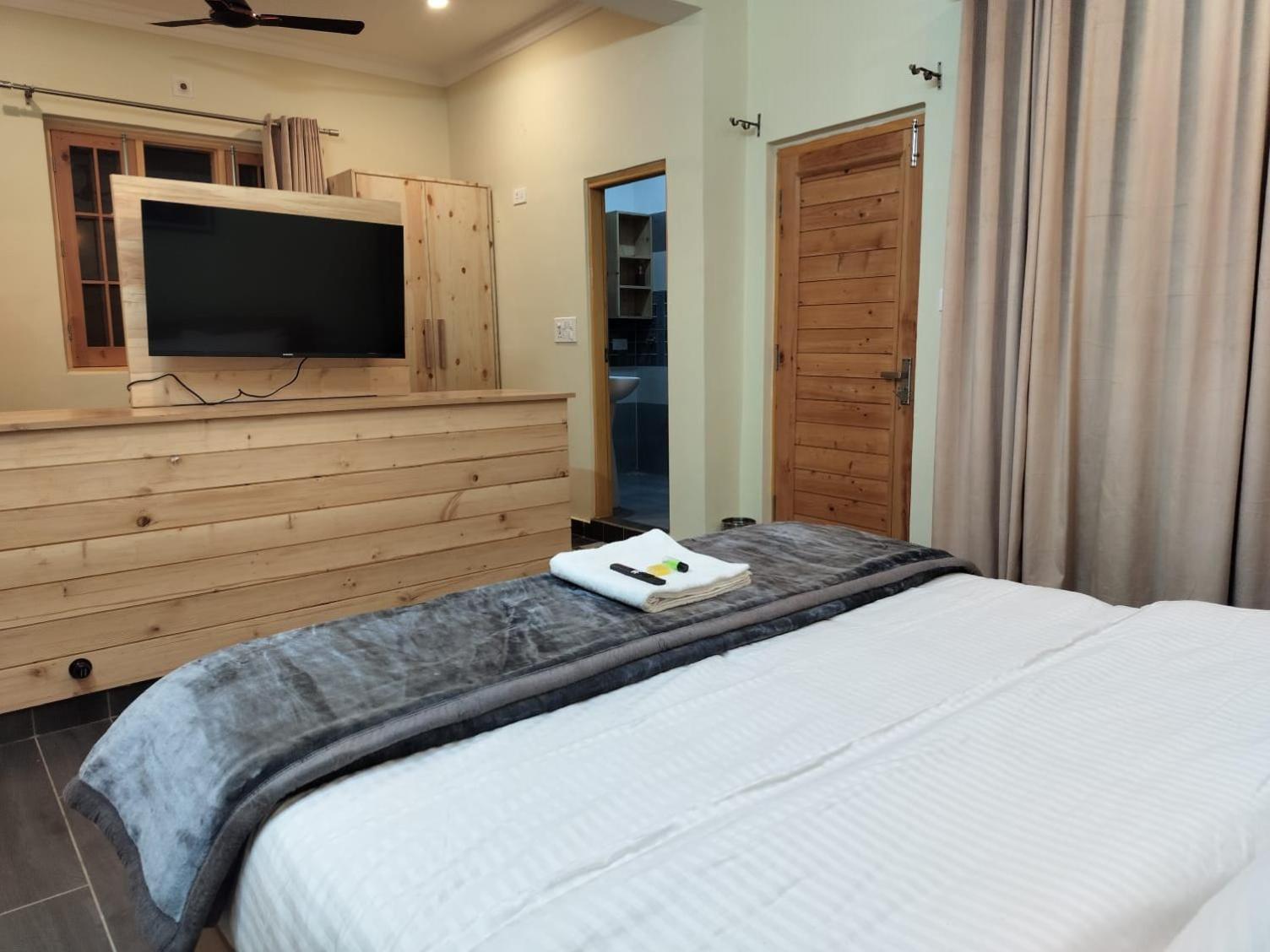 Anitra Lodge *
