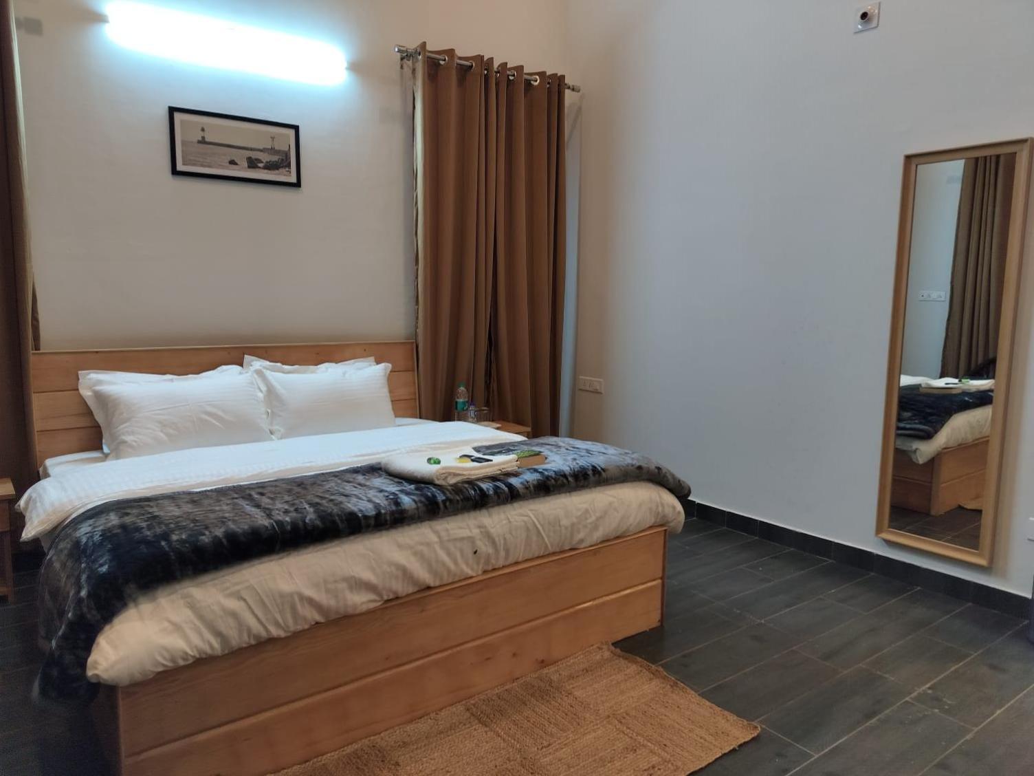 Anitra Lodge *