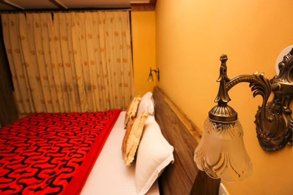 Nandini Hotel *