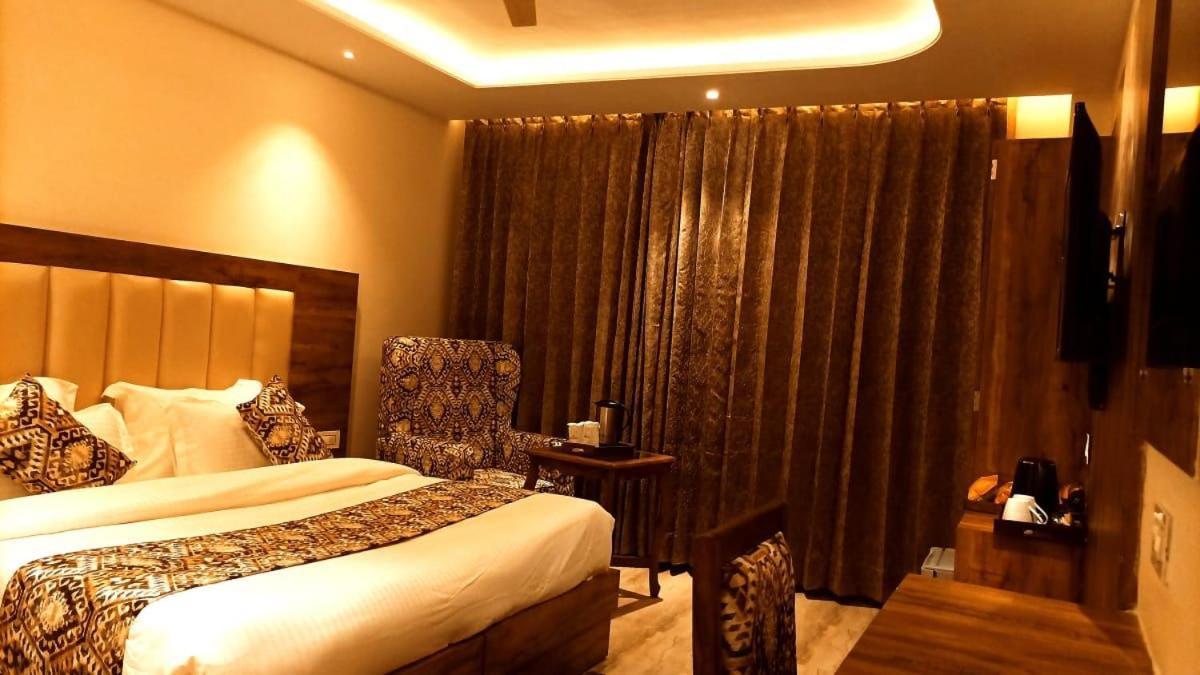 Maclo Classic Luxury - Lavish & Luxury ! Big Parking ! Lift ! All Balcony ! Prime Location ! Top Selling Property In Mcleod Ganj