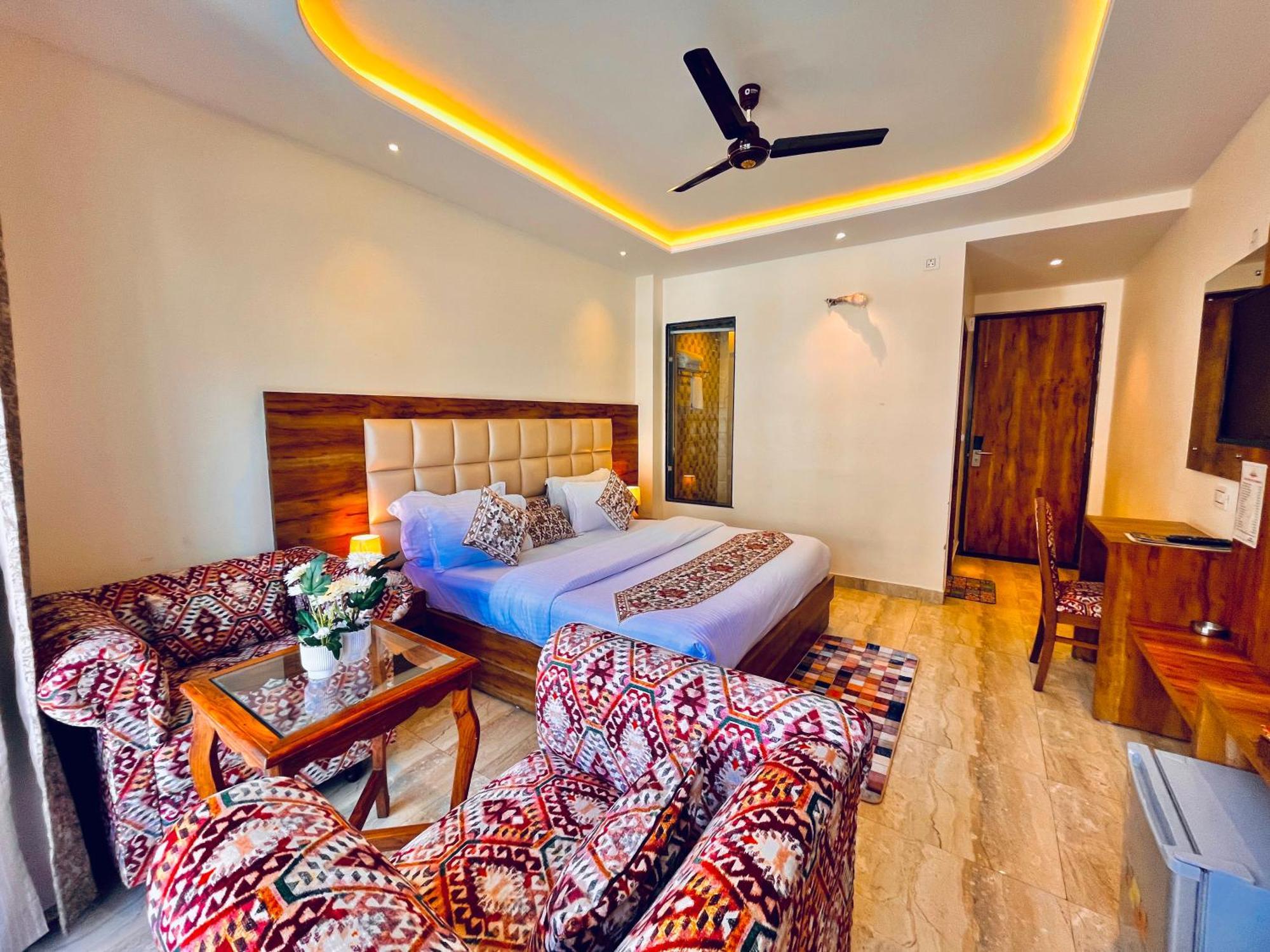 Maclo Classic Luxury - Lavish & Luxury ! Big Parking ! Lift ! All Balcony ! Prime Location ! Top Selling Property In Mcleod Ganj * Dharamshala
