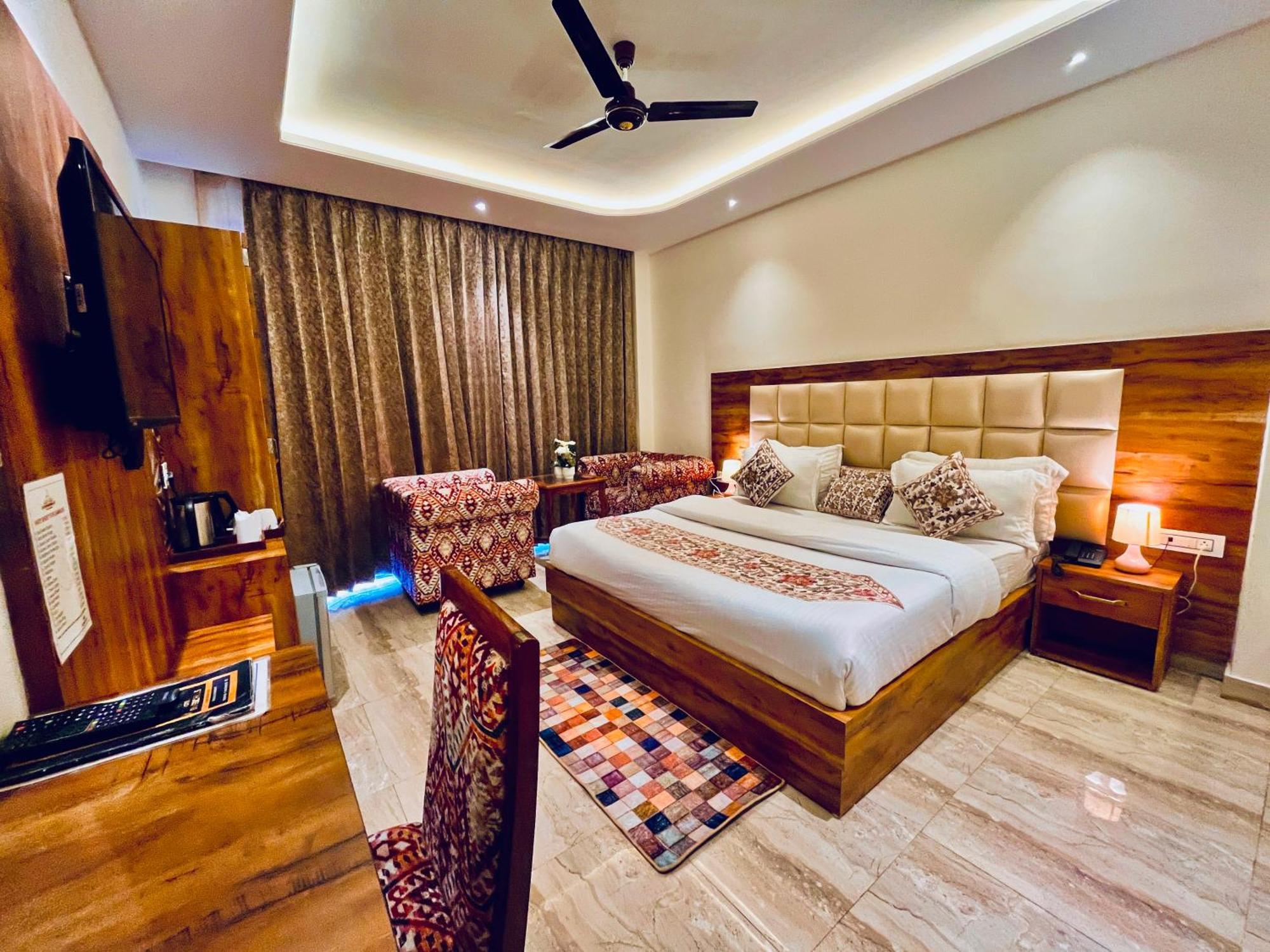 Maclo Classic Luxury - Lavish & Luxury ! Big Parking ! Lift ! All Balcony ! Prime Location ! Top Selling Property In Mcleod Ganj Hotel *