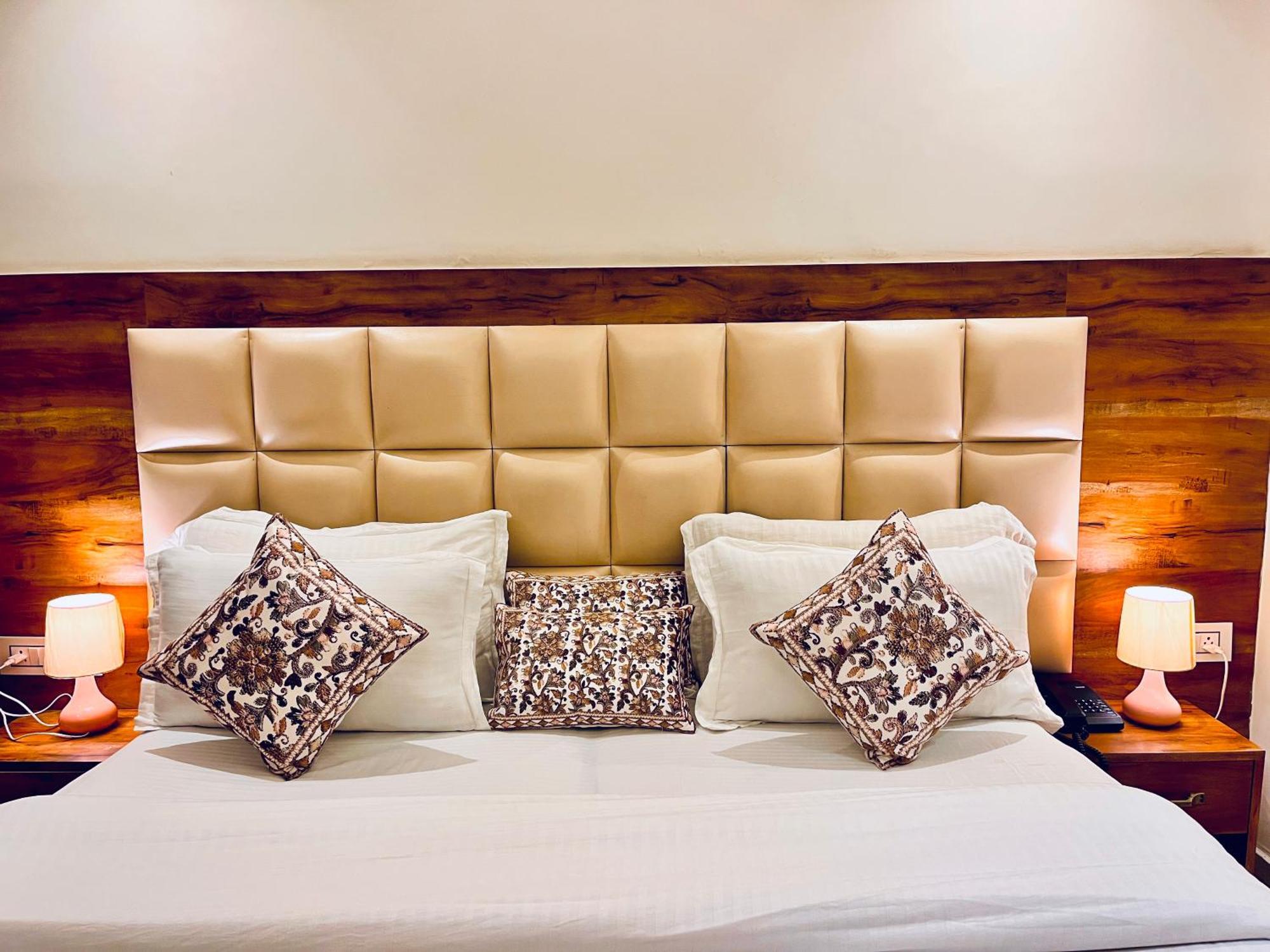 Maclo Classic Luxury - Lavish & Luxury ! Big Parking ! Lift ! All Balcony ! Prime Location ! Top Selling Property In Mcleod Ganj Hotel Dharamshala