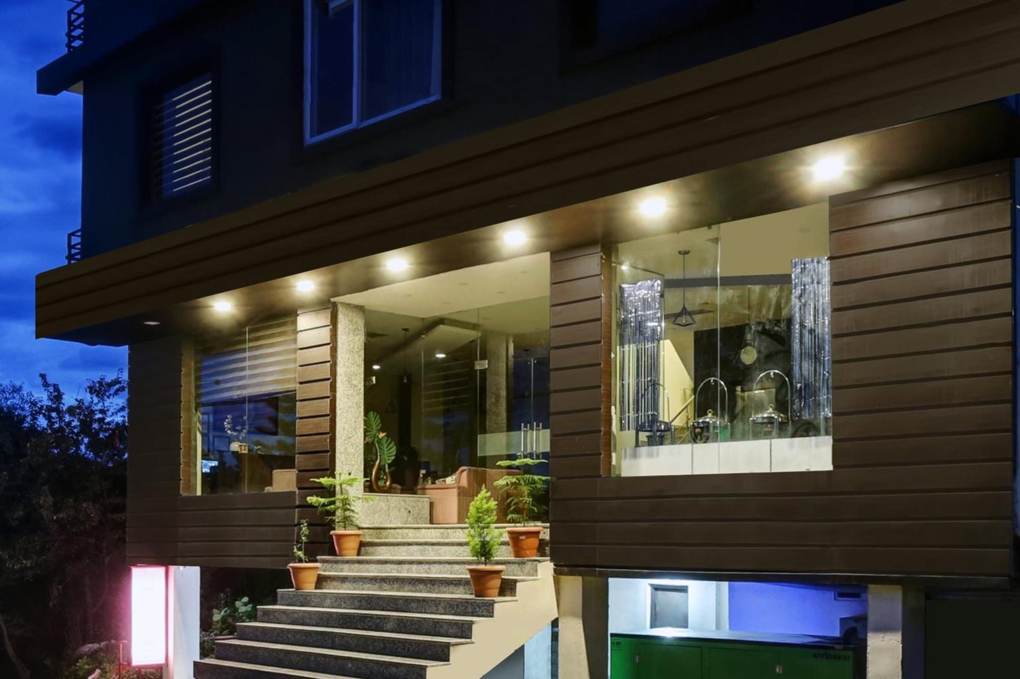Super Townhouse Hotel
