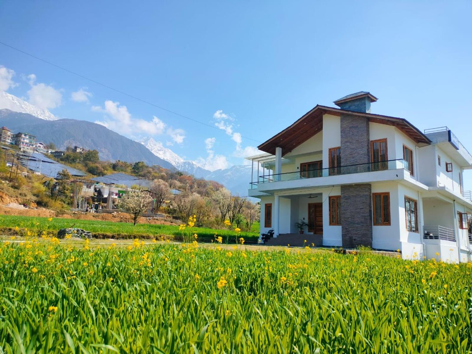 Anitra Lodge *