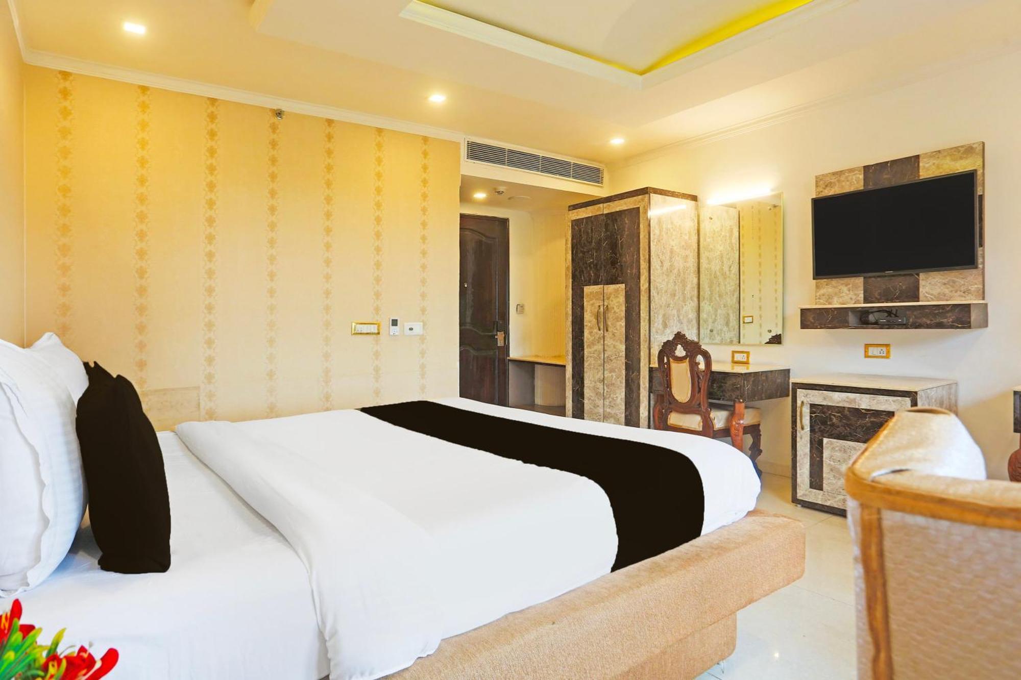 Hotel Super Townhouse Oak Near Maximus Mall