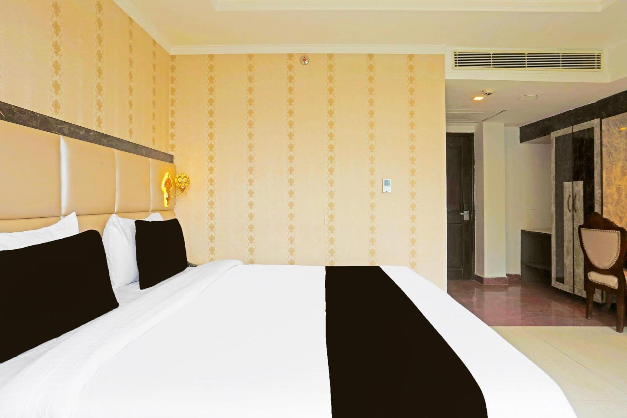 Super Townhouse Oak Near Maximus Mall Hotel